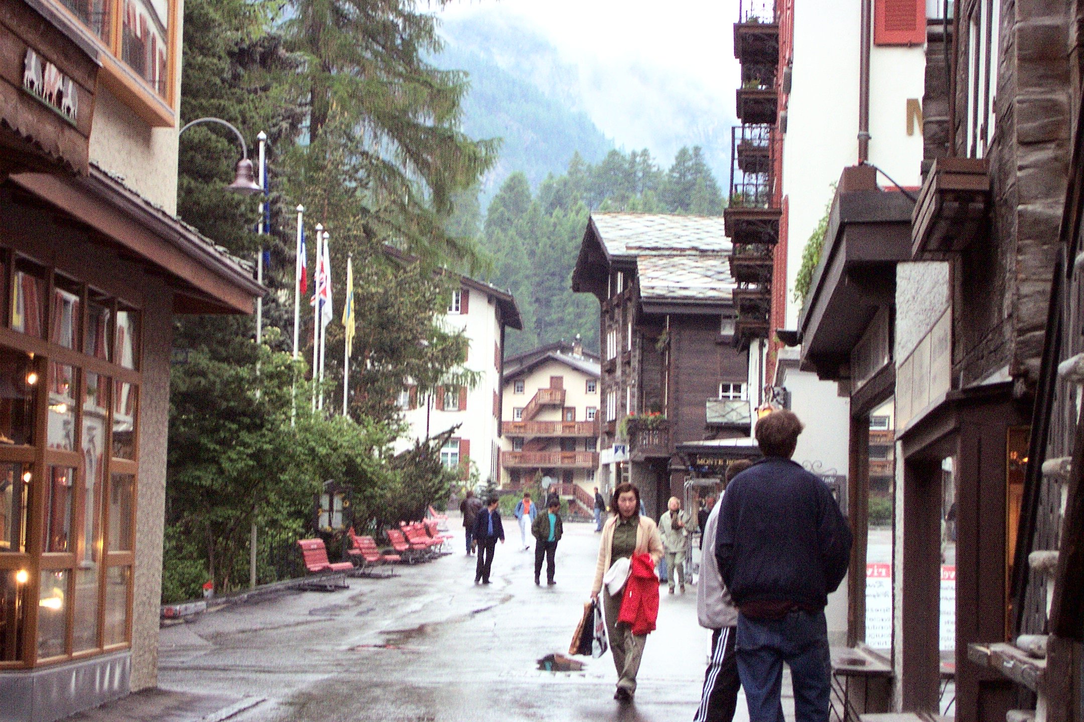 http://cdnelson.net/vacation/e01/Zermatt-LookingUpBahnhofstr.jpg
